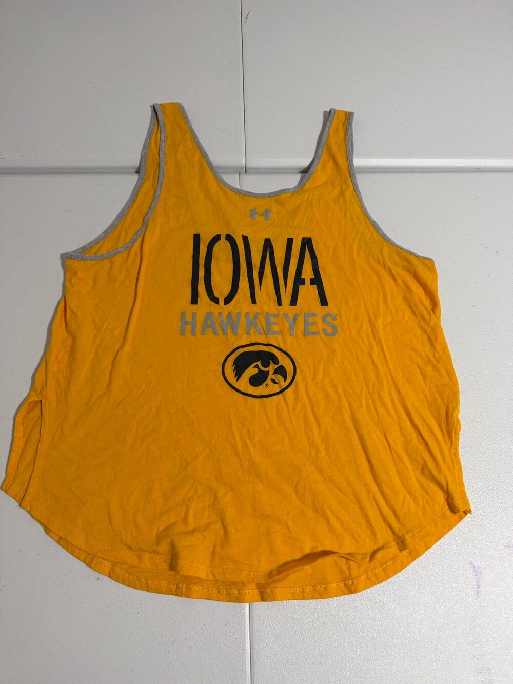 Under Armour Iowa Hawkeyes Womens Tank Top Sz XL Gold Loose HeatGear NCAA